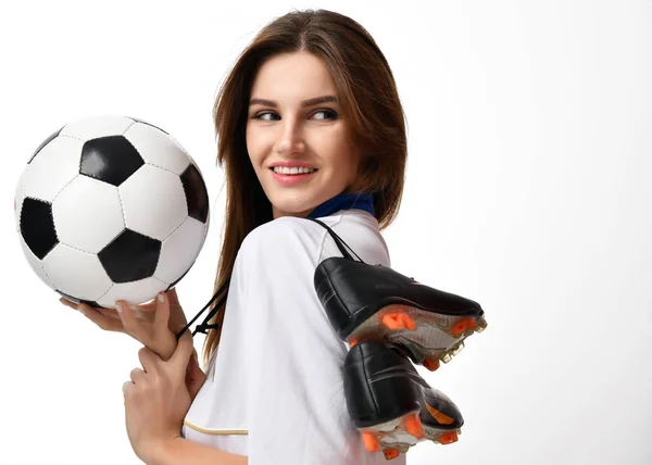 Ruusiano estilo fã esporte mulher jogador em kokoshnik segurar bola de futebol celebrando feliz sorrindo rindo — Fotografia de Stock