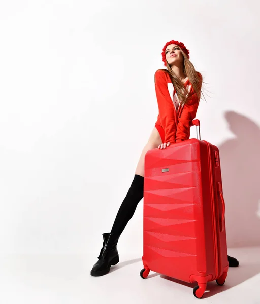 Молодая сексуальная женщина в моде красная ткань тела и шляпа с багажом путешественника праздник мешок на белом — стоковое фото