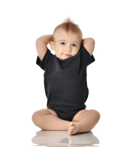 9 Monate Säugling Kind Baby Mädchen Kleinkind sitzt in dunkelgrauem Hemd und blickt isoliert auf ein weißes — Stockfoto
