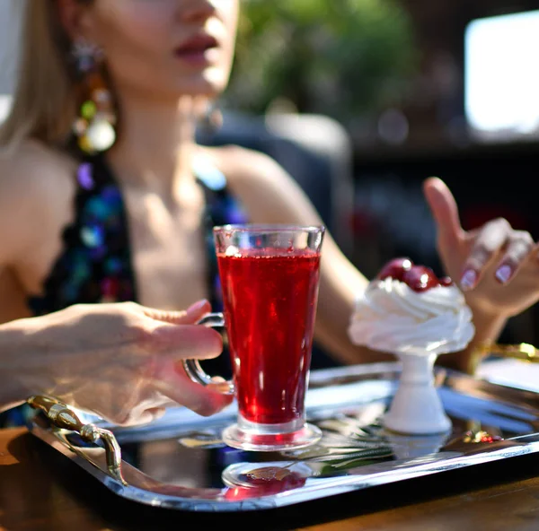 Mujer en el restaurante interior caro café beber margarita roja cóctel o té de jugo y comer pastel de postre con fresa — Foto de Stock