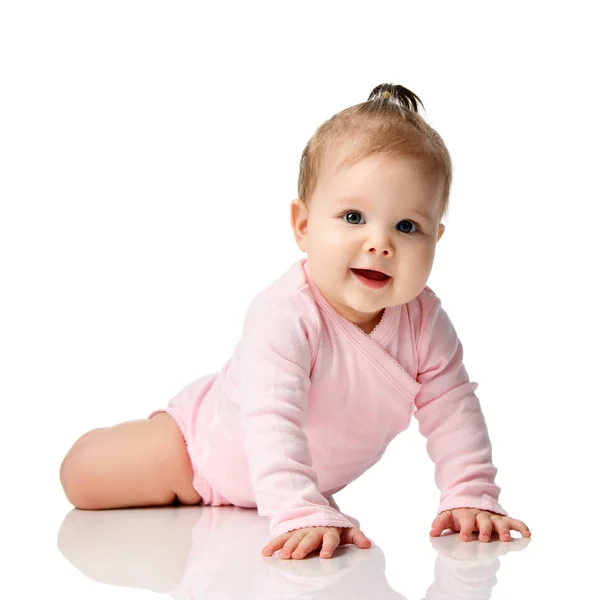 8 meses criança criança bebê menina criança deitado na camisa rosa aprendendo a rastejar — Fotografia de Stock