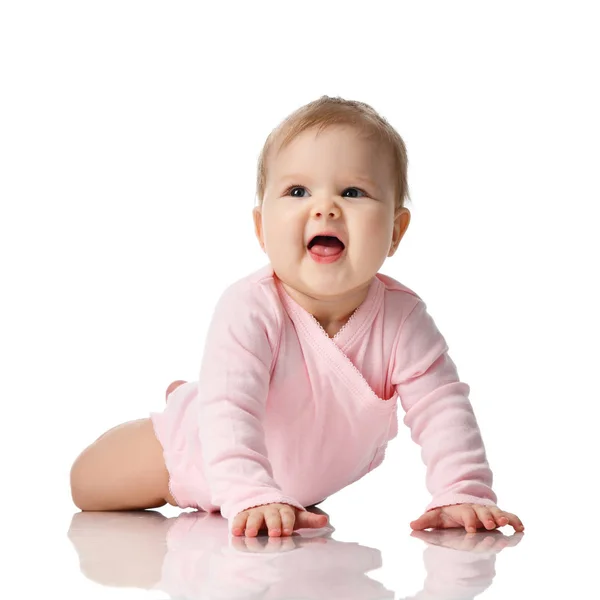 Kind kind baby meisje peuter liggen in roze shirt leren kruipen gelukkig schreeuwen geïsoleerd op een witte — Stockfoto