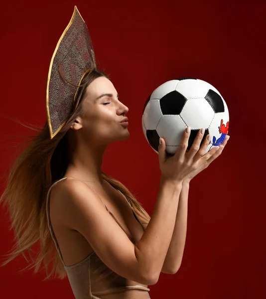 Ruusian styl Fan sport žena hráče v kokoshnik drží fotbalový míč slaví šťastný usmívající se smát — Stock fotografie