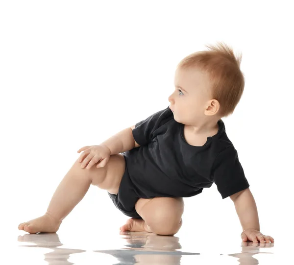 9 maand baby kind baby meisje peuter zit in donker grijs shirt geïsoleerd op een witte — Stockfoto