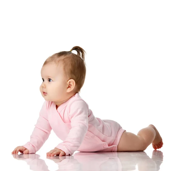 8 měsíc dítě dítě dívka batole ležící v bílé košili, vyhledávání — Stock fotografie