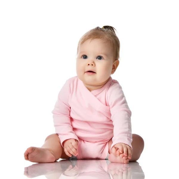 8 hónapos csecsemő gyerek baba lány kisgyermek ül a rózsaszín ing elszigetelt fehér — Stock Fotó