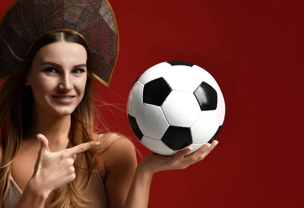 Ruusian スタイル ファン スポーツ女性プレーヤー kokoshnik で幸せな笑みを浮かべて笑って祝うサッカー ボールを保持します。 — ストック写真