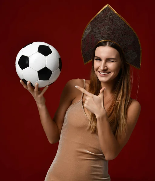 Ruusiano estilo fã esporte mulher jogador em kokoshnik segurar bola de futebol celebrando feliz sorrindo rindo — Fotografia de Stock