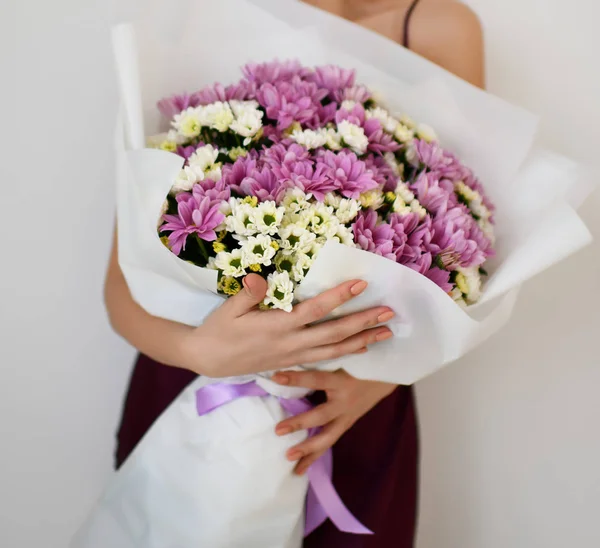 Gyönyörű nő hold krizantém virág csokor, fehér és lila — Stock Fotó