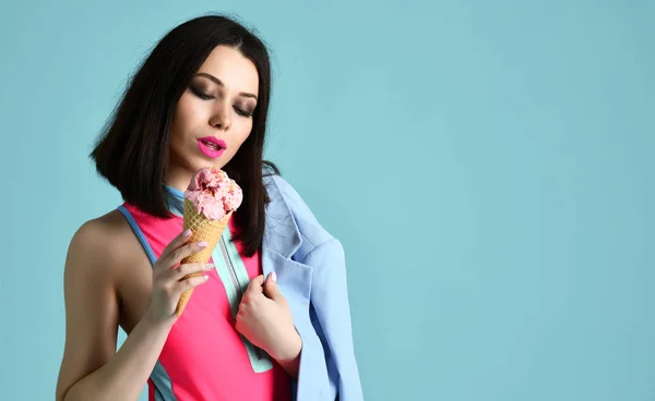 Jonge vrouw in roze mode lichaam zwembroek aardbei dessert van ijs eten op moderne — Stockfoto