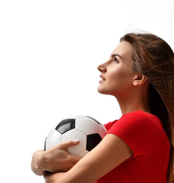 Ventilador jugador de deporte mujer en uniforme rojo celebrar pelota de fútbol celebrando feliz con espacio de copia de texto libre —  Fotos de Stock