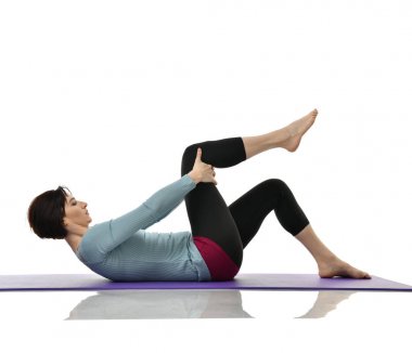 Anne kadın doğum sonrası egzersiz yaparken egzersiz. Kadın fitness eğitmeni bacaklar spor ve Egzersiz Egzersizler tutar.