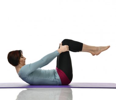 Anne kadın doğum sonrası egzersiz yaparken egzersiz. Kadın fitness eğitmeni bacaklar spor ve Egzersiz Egzersizler tutar.