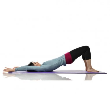 Anne kadın doğum sonrası egzersiz yaparken egzersiz. Kadın fitness eğitmeni bacaklar spor ve Egzersiz Egzersizler tutar.