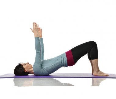 Anne kadın doğum sonrası egzersiz yaparken egzersiz. Kadın fitness eğitmeni bacaklar spor ve Egzersiz Egzersizler tutar.