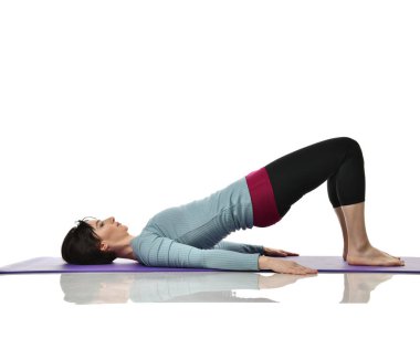 Anne kadın doğum sonrası egzersiz yaparken egzersiz. Kadın fitness eğitmeni bacaklar spor ve Egzersiz Egzersizler tutar.