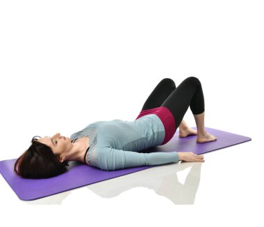 Anne kadın doğum sonrası egzersiz yaparken egzersiz. Kadın fitness eğitmeni bacaklar spor ve Egzersiz Egzersizler tutar.