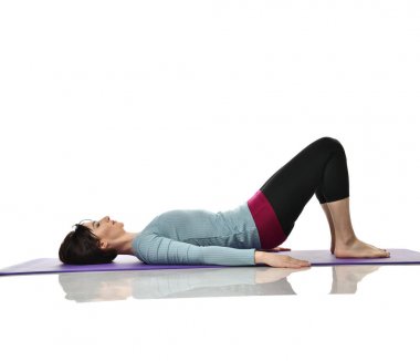 Anne kadın doğum sonrası egzersiz yaparken egzersiz. Kadın fitness eğitmeni bacaklar spor ve Egzersiz Egzersizler tutar.