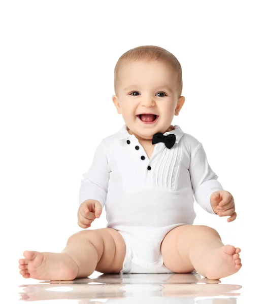 8 månad spädbarn barn baby pojke småbarn sitter i vit skjorta och svart slips isolerade — Stockfoto