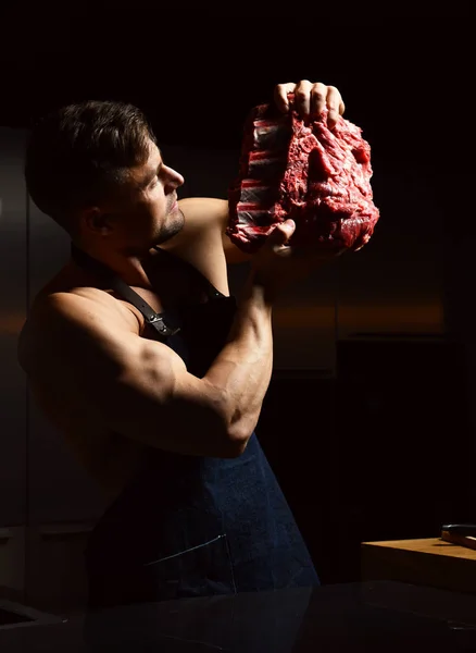 Starke Sportler halten große Rinderrippen auf Küche Hintergrund gesunde Ernährung Konzept — Stockfoto