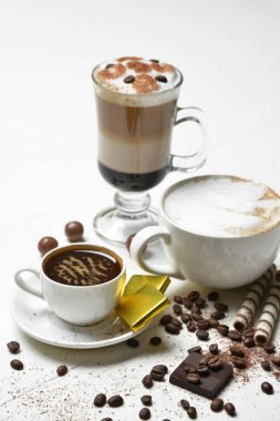 Sıcak sanat Latte Kahve espresso cappuccino fasulye ve beyaz çikolata ile 