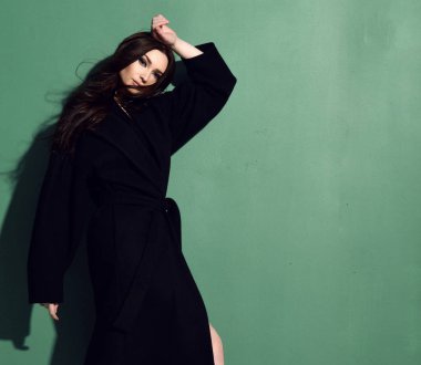 Uzun saçlı yeşil nane sıcak ceket palto poz güzel esmer kadın 