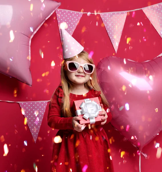 핑크 풍선와 빨간 선물 선물 및 생일 모자 사랑 스러운 예쁜 여자 — 스톡 사진