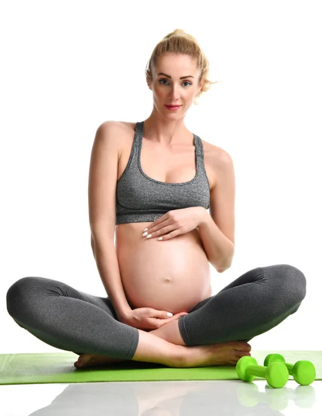 Wanita hamil melakukan olahraga peregangan latihan bobot hijau. Kehamilan harapan ibu hidup sehat dan berat badan konsep kontrol — Stok Foto