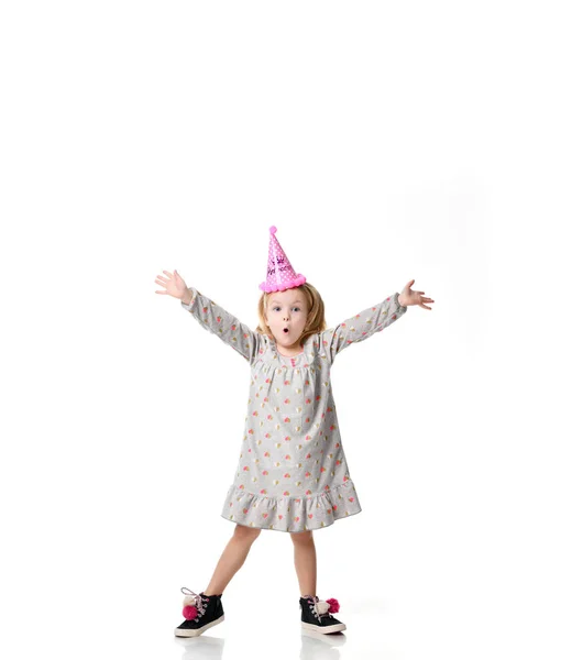 Genç sarışın kız doğum günü partisi Prenses şapka şaşırmış duygu eller forma ile kadar beyaz izole — Stok fotoğraf