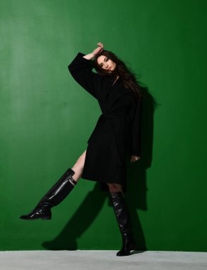 Sıcak ceket kat üzerinde yeşil nane yürüyüş uzun saçlı güzel esmer kadın