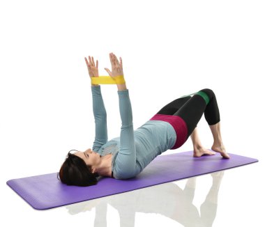 Anne kadın doğum sonrası egzersiz yaparken egzersiz. Kadın fitness eğitmeni bacaklar spor ve Egzersiz Egzersizler tutar.