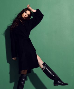 Sıcak ceket kat üzerinde yeşil nane yürüyüş uzun saçlı güzel esmer kadın