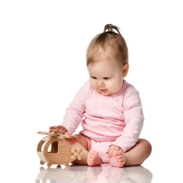 8 maand baby kind baby meisje peuter zit in het roze shirt spel met houten speelgoed geïsoleerd op een witte — Stockfoto