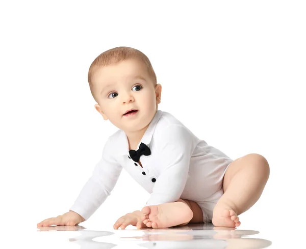 7 meses criança bebê menino criança criança sentada na camisa branca — Fotografia de Stock