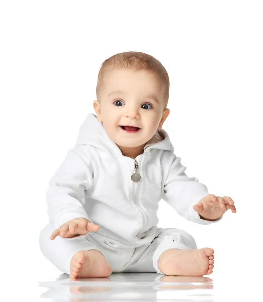 7 meses criança bebê menino criança criança sentada na camisa branca — Fotografia de Stock