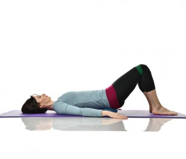 Anne kadın doğum sonrası egzersiz yaparken egzersiz. Ellerde ve spor ve egzersizler işe germe kadın fitness eğitmeni