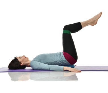 Anne kadın doğum sonrası egzersiz yaparken egzersiz. Ellerde ve spor ve egzersizler işe germe kadın fitness eğitmeni