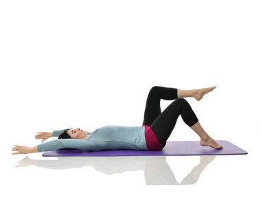 Anne kadın doğum sonrası egzersiz yaparken egzersiz. Ellerde ve spor ve egzersizler işe germe kadın fitness eğitmeni