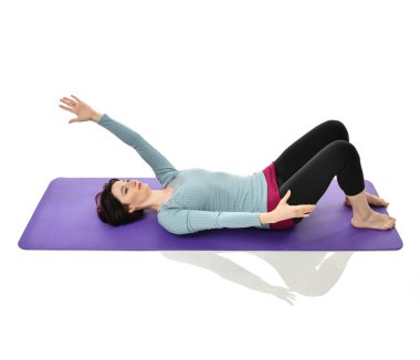 Anne kadın doğum sonrası egzersiz yaparken egzersiz. Ellerde ve spor ve egzersizler işe germe kadın fitness eğitmeni