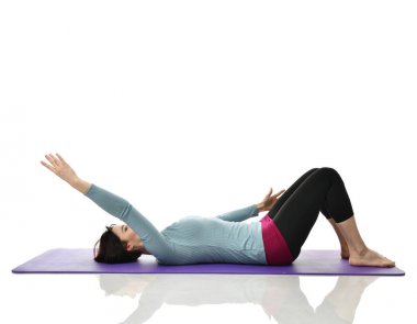 Anne kadın doğum sonrası egzersiz yaparken egzersiz. Ellerde ve spor ve egzersizler işe germe kadın fitness eğitmeni