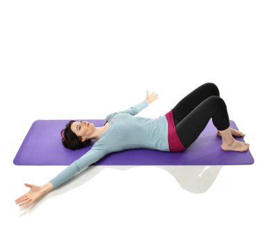 Anne kadın doğum sonrası egzersiz yaparken egzersiz. Ellerde ve spor ve egzersizler işe germe kadın fitness eğitmeni