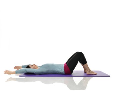 Anne kadın doğum sonrası egzersiz yaparken egzersiz. Ellerde ve spor ve egzersizler işe germe kadın fitness eğitmeni