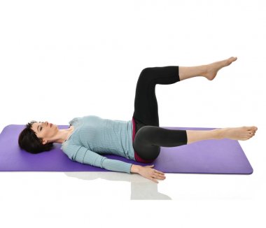 Anne kadın doğum sonrası egzersiz yaparken egzersiz. Ellerde ve spor ve egzersizler işe germe kadın fitness eğitmeni