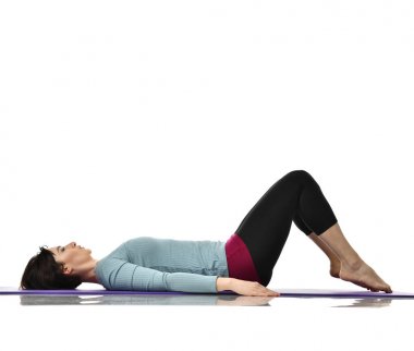 Anne kadın doğum sonrası egzersiz yaparken egzersiz. Ellerde ve spor ve egzersizler işe germe kadın fitness eğitmeni