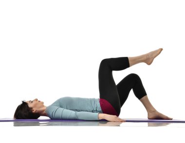 Anne kadın doğum sonrası egzersiz yaparken egzersiz. Ellerde ve spor ve egzersizler işe germe kadın fitness eğitmeni