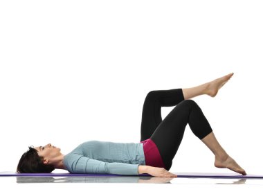 Anne kadın doğum sonrası egzersiz yaparken egzersiz. Ellerde ve spor ve egzersizler işe germe kadın fitness eğitmeni