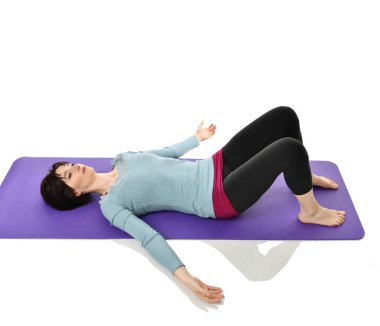 Anne kadın doğum sonrası egzersiz yaparken egzersiz. Ellerde ve spor ve egzersizler işe germe kadın fitness eğitmeni