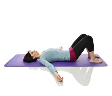 Anne kadın doğum sonrası egzersiz yaparken egzersiz. Ellerde ve spor ve egzersizler işe germe kadın fitness eğitmeni