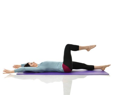 Anne kadın doğum sonrası egzersiz yaparken egzersiz. Ellerde ve spor ve egzersizler işe germe kadın fitness eğitmeni