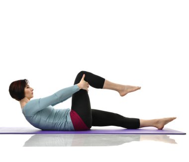 Anne kadın doğum sonrası egzersiz yaparken egzersiz. Ellerde ve spor ve egzersizler işe germe kadın fitness eğitmeni